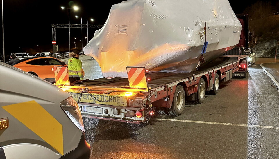 STOPPET IGJEN: Etter at transporten igjen var blitt stoppet av politiet ble igjen kontrollører fra Statens Vegvesen tilkalt. Her har han fått på merking bak og også gulblink, noe han ikke hadde tilgjengelig ved første kontroll.