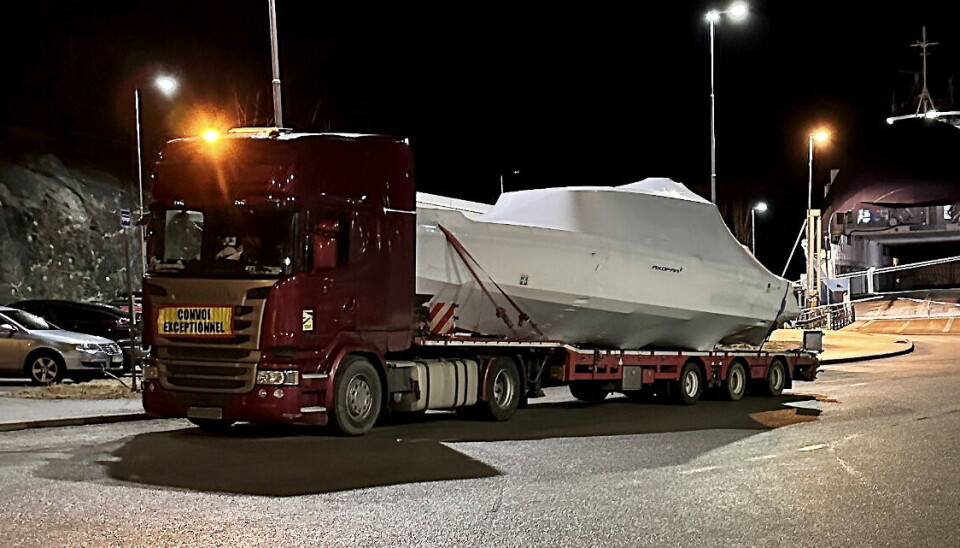 MERKING: Sjåføren fikk merket transporten og kan kjøre videre etter å ha gjort opp med politiet og fått en ny følgebil på plass.