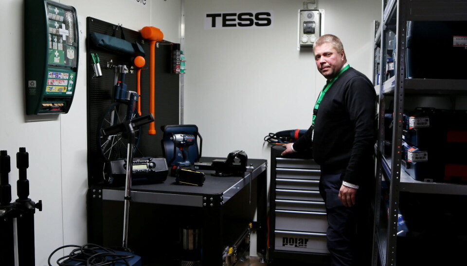 CONTAINER-UTVIKLING: Utleieleder Marius Jacobsen viser verktøycontainer på Entreprenør-hjørnet på messa. - Her kan kunden be oss stakke opp med hva han ønsker så leverer vi det, forteller Jacobsen.