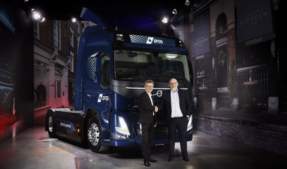 EUROPAS STØRSTE FLÅTE: DFDS har Europas største flåte elektriske lastebiler, og har totalt bestilt 225 elektriske lastebiler fra Volvo. Fra venstre er Roger Alm (adm. direktør i Volvo Trucks) sammen med konserndirektør Niklas Anderson for logistikkdivisjonen i DFDS.