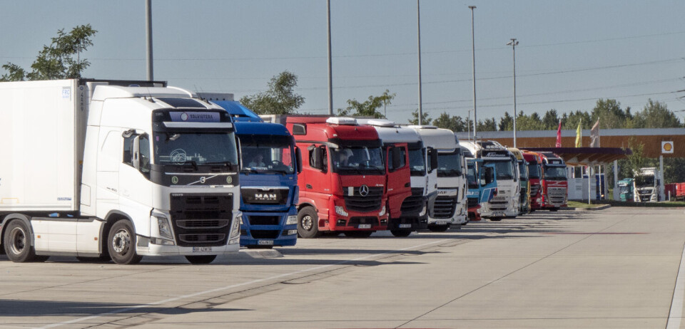 LIVSNERVE: Lastebilen er nerven som holder liv i Europas befolkning og næringsliv. Får industrien levedyktige forutsetninger, eller kveles den med stadig nye lover og regler. (Arkivfoto fra en tysk truckstop)