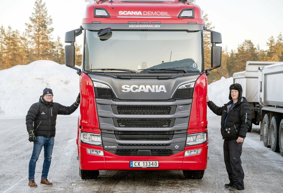 Scania SmartOpen er en ny funksjon som kommer med det nye digitale dashbordet. Ved å slå synkront på samme sted på begge dørene låser bilen seg opp hvis nøkkelen er glemt inne i bilen.