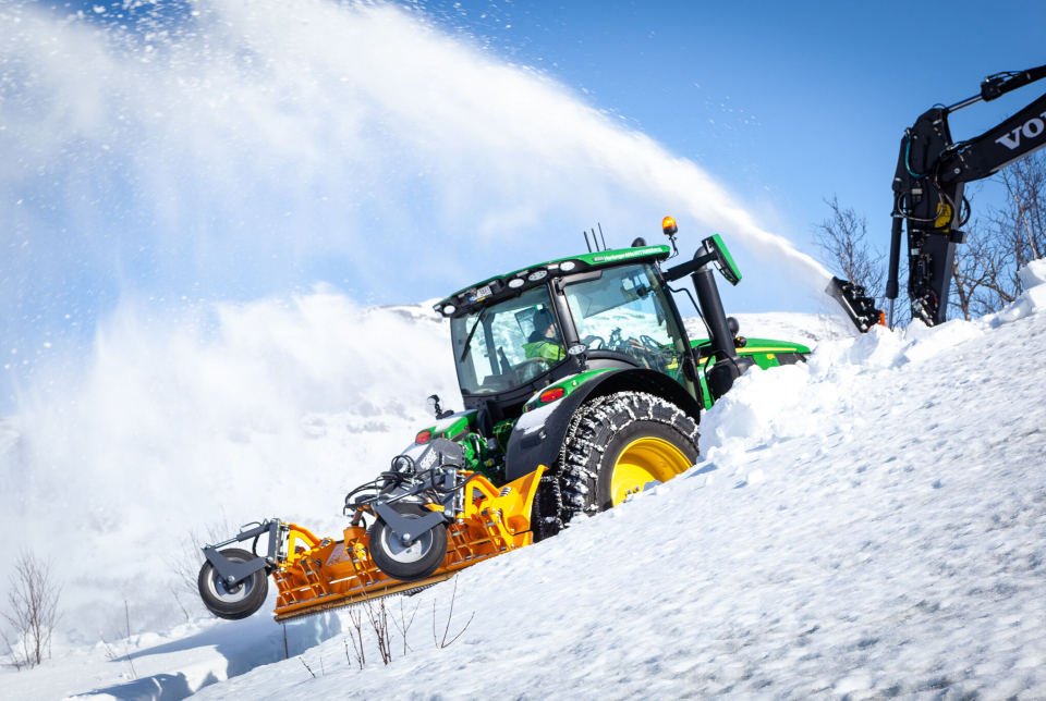 Brøyter seg gjennom ekstreme forhold