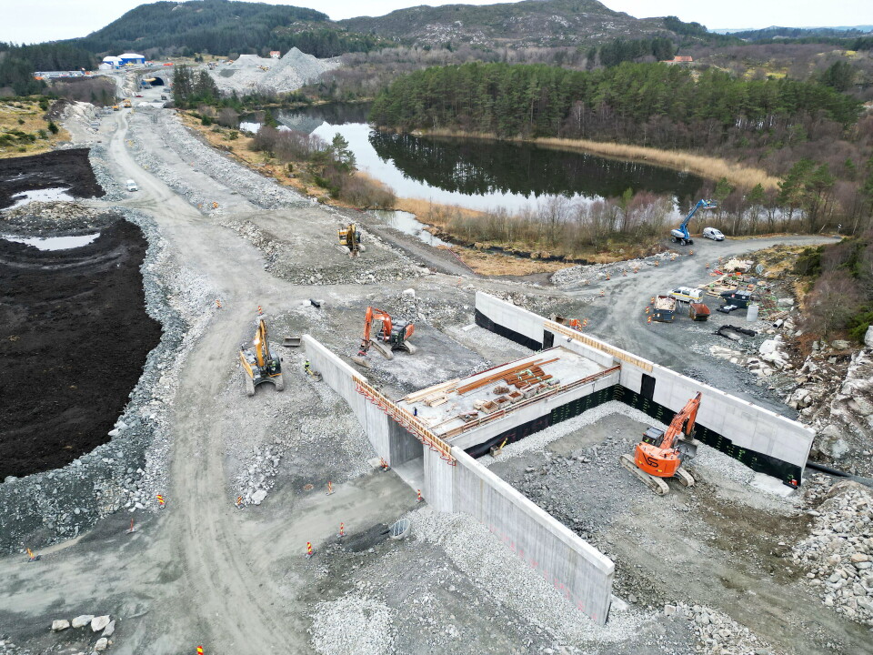 FULL SVING: På Laupland på Bokn er det bygd ny vei i dagens som skal kobles opp med eksisterende E39. Det er også bygd kulvert for å sikre lokaltrafikken på Vågshaug.