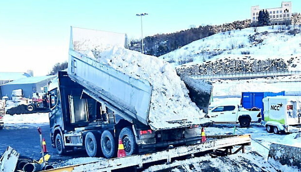HYPPIG: Det blir hyppig tipping av snø i Oslo-havn. Hele 22.103 lass og 445641 kubikkmeter med snø har ankommet S/S Terje i vinter.