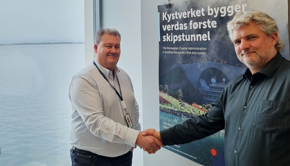OPPSTART: Prosjektleder for Stad skipstunnel Terje Skjeppestad (t.v.) og Cowis oppdragsleder Espen Viddal ser fram til å samarbeide om byggingen . Foto: Sveinung Nedregotten / Kystverket