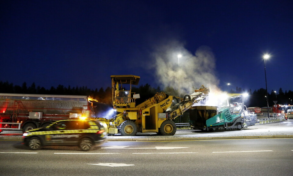 SESONGSTART: Noen asfaltentreprenører har allerede kommet i gang med asfalteringen, men de fleste har .oppstart i mai etter at telen har sluppet taket. Her et illustrasjonsfoto fra NCC på Elverum forrige sommer.