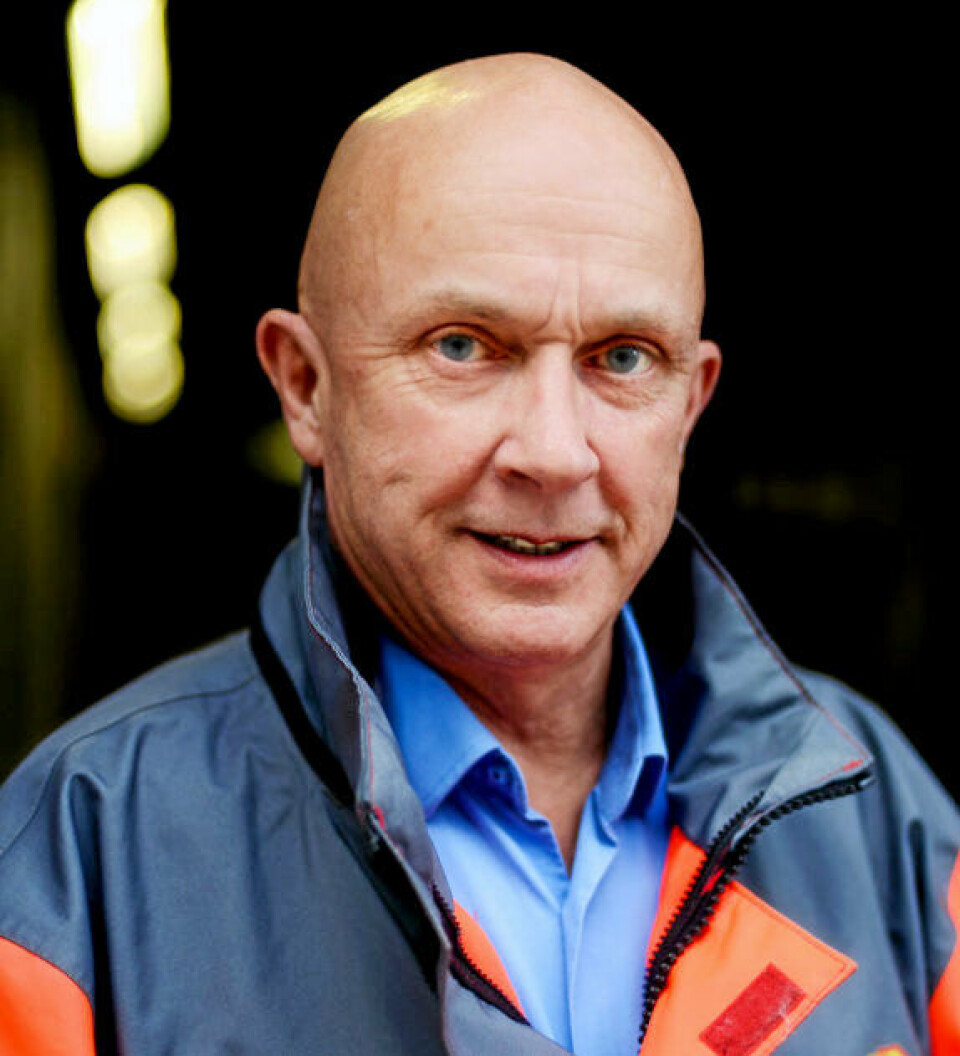 MANGE KRITERIER: Thor Asbjørn Lunaas i Statens vegvesen opplyser om en rekke krav til entreprenørene. For eksempel CO2-utslipp og holdbarhet på asfalten som legges.