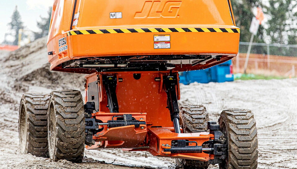 SELVNIVELERENDE: Prøvekjøring av liftnyheten, den selvnivelerende JLG 670SJ, er en av trekkplastrene.