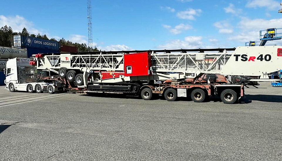 RAKK DET AKKURAT: For Fredheim Maskin har Esbjug Transport akkurat vært på Brevik havn og hentet den helt nye Telestack TSR40 som er 23,3 meter lang. Den skal vises på Vei og Anlegg 2024.