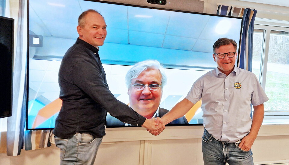 SIGNERTE: Prosjektdirektør Ove Nesje (t.v.) i Statens vegvesen og daglig leder Geir Nesland Nilsen i Bertelsen & Garpestad feiret i går at kontrakten er signert, med utbyggingsdirektør Kjell Inge Davik med på video