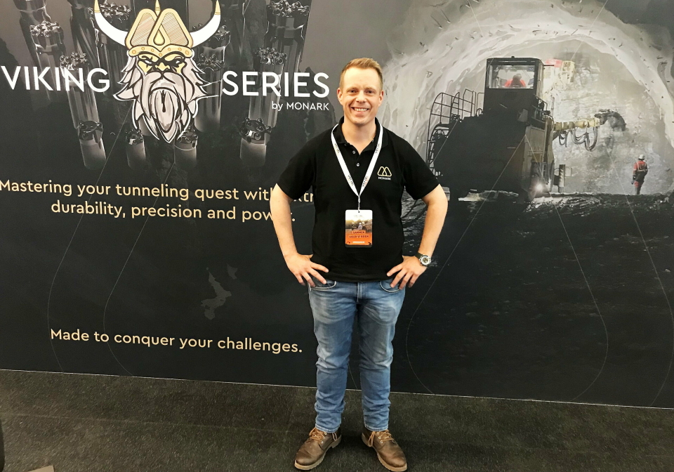 TALENDE: Daglig leder Rune Hellingsrud på standen som preges av tunneldrift og boreutstyr i god Viking-ånd.