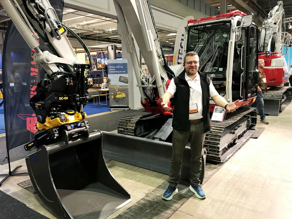 NORDOVER: Sigbjørn Hansen i Nord Maskinforretning AS viser nye Takeuchi TB290-2 på 8,4 tonn som skal til entreprenør X2 Maskin på Senja. Dette var et solid blikkfang på ABS-standen!