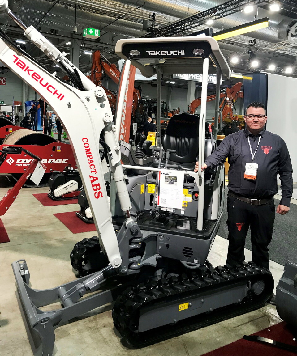 ELDRIFT: Takeuchi TB20E på snaue to tonn er klar for serieproduksjon i Japan, og vises her av salgssjef Roy Haugen hos ABS Maskin.