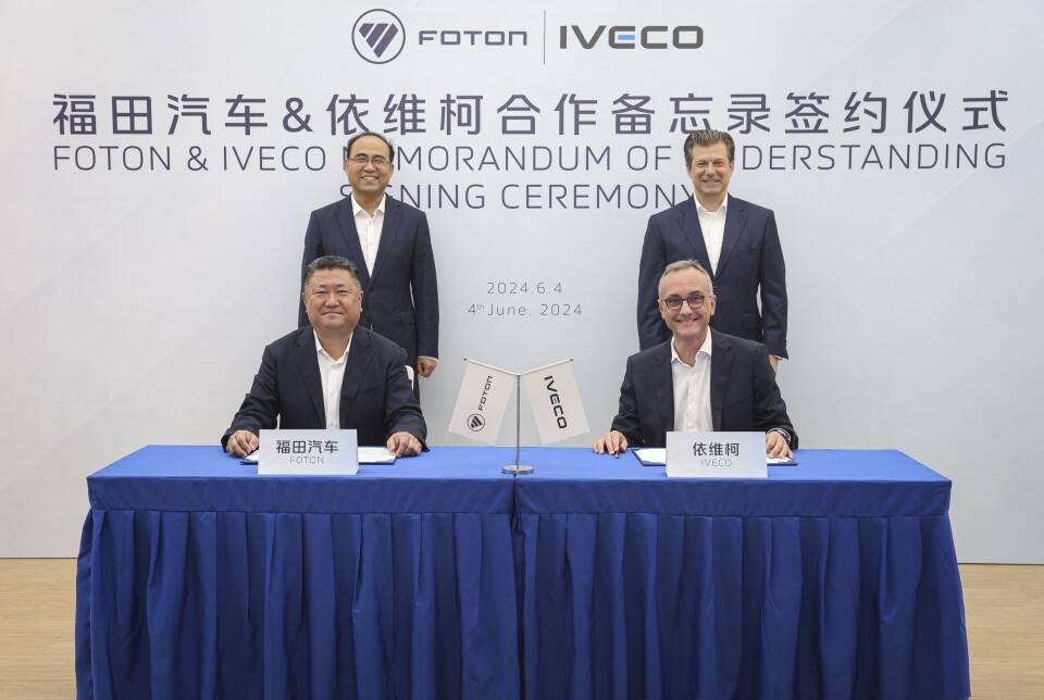 Iveco og Foton ser på mulighetene for fremtidige synergier ved å undertegne en ikke bindende avtale om samarbeid bak fra v, Chang Rui, Styreformann i Foton, foran t.v. Chen Qingshan Viseadministrerende direktør Foton. T.h. Luca Sra President Truck and Bus i Iveco, bak Gerrit_Marx CEO iveco Group