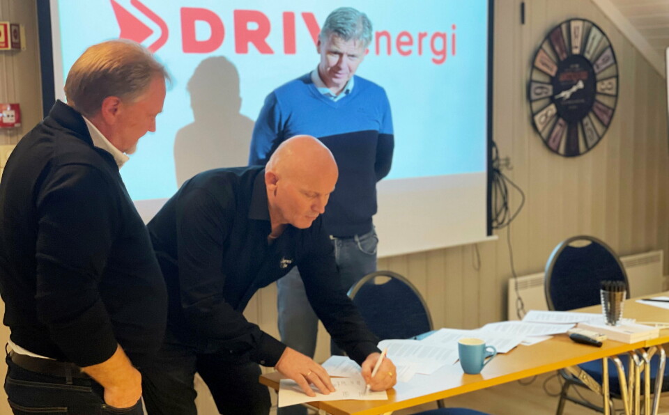 SIGNERING: Her signeres avtalen mellom selskapene: Fra venstre Terje Vetås (Agder Olje), Brigt Vold (Jæren Olje) og Ronny Morken i Driv Energi.