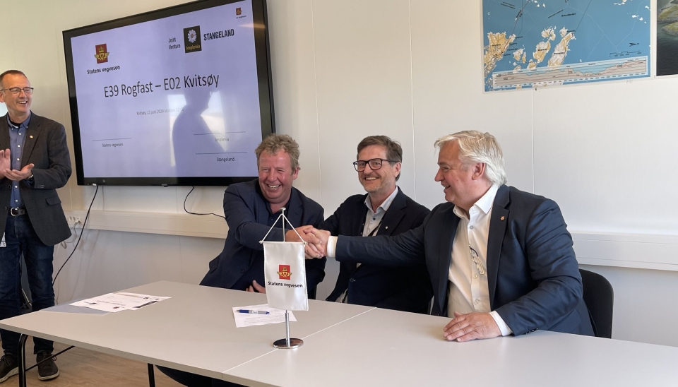 HANDSHAKE: Her signeres E02 Kvitsøy kontrakten. Fra venstre; Sveinung Brude (prosjektleder for E39 Rogfast på Kvitsøy i Statens vegvesen), Tommy Stangeland (daglig leder i Stangeland Maskin), Berger Johannessen (administrerende direktør i Implenia Norge) og Kjell Inge Davik (divisjonsdirektør i Statens vegvesen).