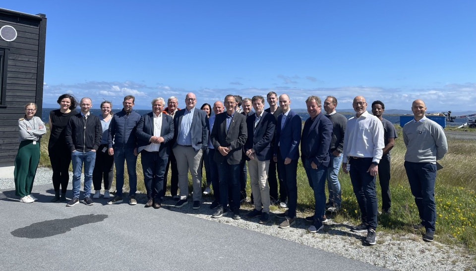 MANGE PÅ PLASS: Ansatte i Statens vegvesen, Stangeland og Implenia var på plass da kontrakten skulle signeres på anleggskontoret på Kvitsøy.