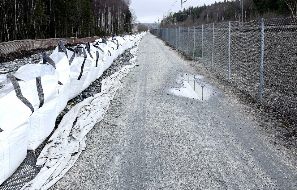 FORBELASTET: Gang- og sykkelveien som skal bygges mellom Ås og Hauger bru, ligger på myr- og skoggrunn. For å unngå setningsskader når gang- og sykkelveien er ferdigbygd, har Statens vegvesen forbelastet grunnen med plastsekker fylt med stein.