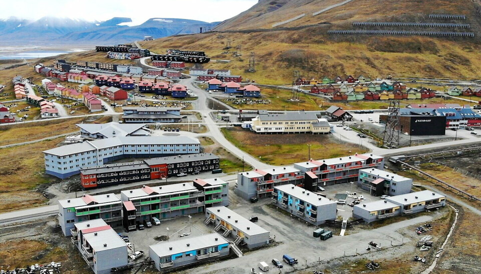 SVALBARD: Elvegrenda i Longyearbyen skal være pilotbygg i prosjektet.