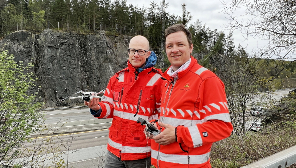 DRONEPILOTER: Halgeir Dahle (t.v.) og Ståle Tillerli fra Statens vegvesen utfører digital inspeksjon av bergskjæringer langs E6 på Høybråten i Oslo ved hjelp av en drone