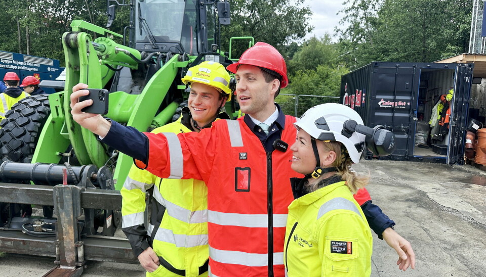 MINISTERSELFIE: Bærekraftsrådgiver Kristoffer Grøv i Anlegg Øst Entreprenør og prosjektleder Mathilde Knobel Christensen i Hafslund benyttet sjansen til å ta bilder til sosiale medier.
