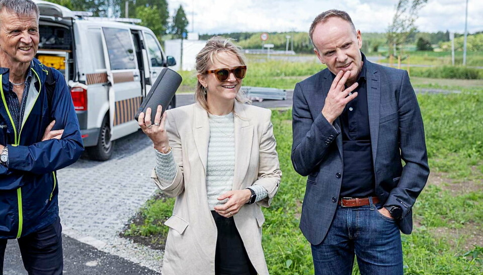 LYTTET: Statssekretær Ellen Rønning-Arnesen fikk etter åpningen en omvisning på Vannsenteret med daglig leder Sjur Tveite. Her på en demonstrasjon på lekkasjelyttefeltet.