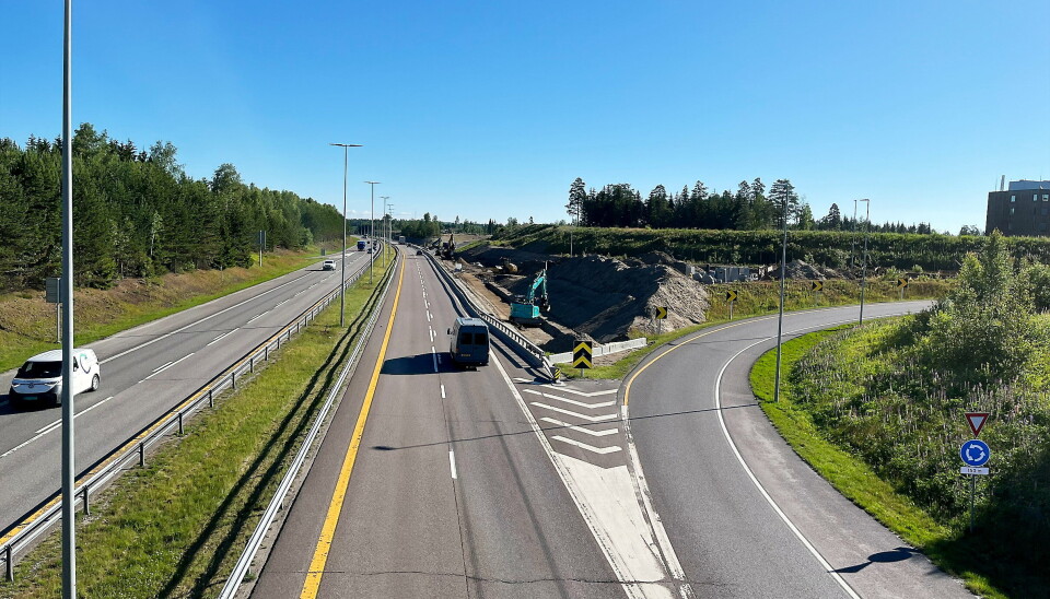 STENGES: Statens vegvesen må stenge E6 i den ene kjøreretningen når de skal kople på en rampe på det nye krysset til Gardermoen Næringspark. Foto: Freddy Ilbråten, Statens vegvesen