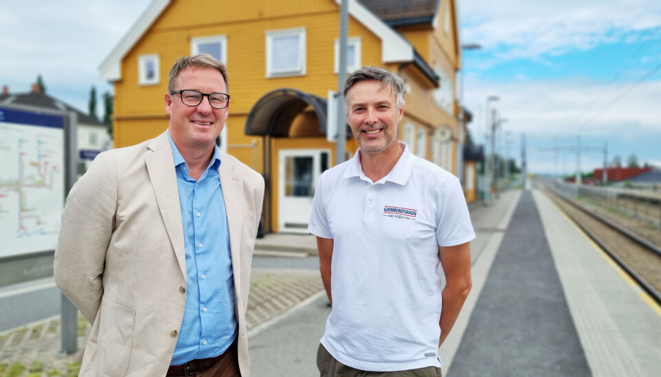 AVTALE: Prosjektdirektør Eirik Harding Hansen (t.v.) og daglig leder Pål Ligård i Gjermundshaug Anlegg, signerte denne uken avtalen om utbygging i Stange sentrum. Dette er del av InterCity-prosjektet mellom Hamar og Oslo. Foto: Magnus Line/Bane Nor