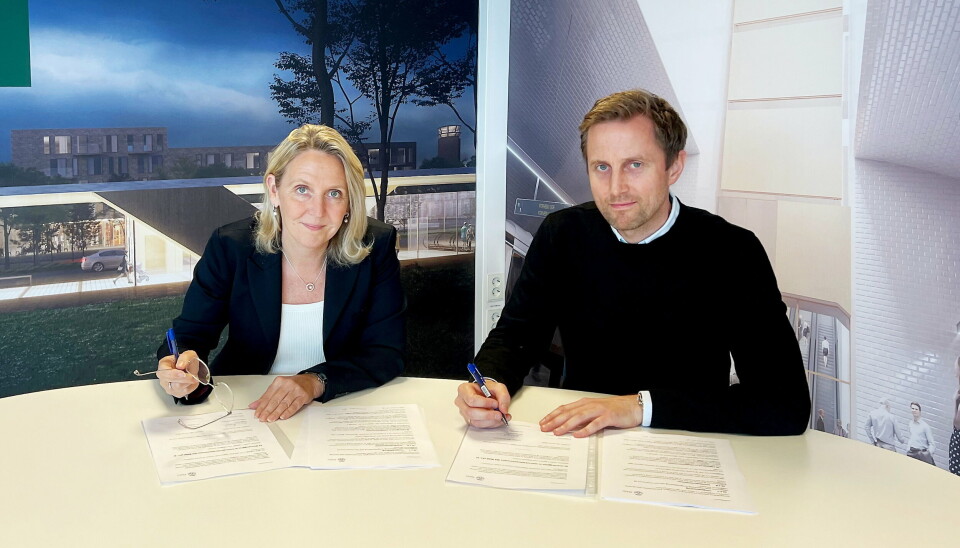 KLART: Irene Måsøval, etatsdirektør i Fornebubanen og Jon Wefald, konserndirektør i Hent AS signerer kontrakten for de to nye- T-banestasjonene på Fornebu.