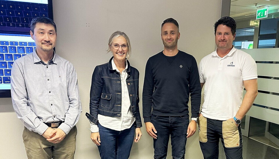 NY KONTRAKT: Fra venstre ser vi Kenneth Tak Chun Wong og Birgitte Rodum (Akershus fylkeskommune), sammen med Espen Vaadal Snipen og Johannes Mølster (Isachsen Anlegg). Foto: Ole Kristian Krogh.