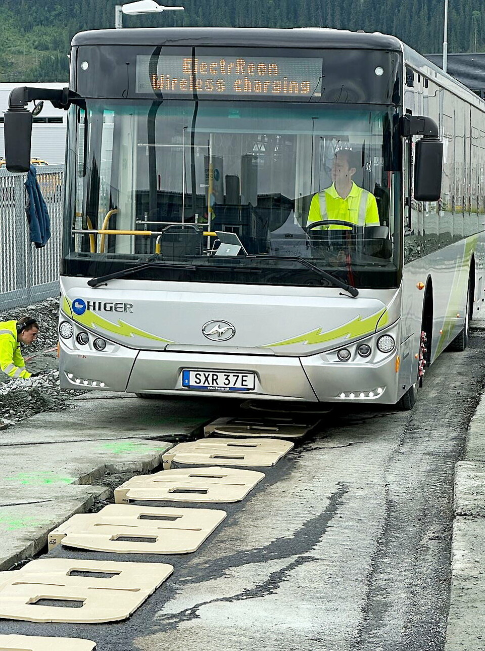 ELEKTRISK VEI: Håkan Sundelin fra Electreon tester om bussen og ladeplatene kommuniserer.