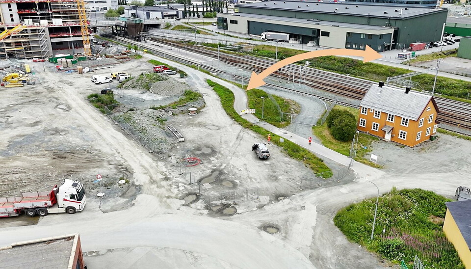 LEANGEN STASJON: Her kommer Hangarbrua over jernbanen ved Leangen stasjon.