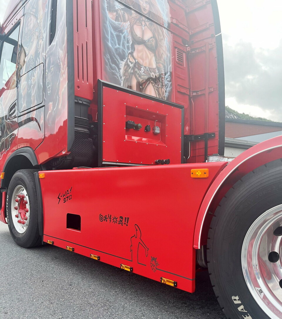 HUMOR: «Streken» har også fått sin plass på en av bilene til Ørjan Orra Transport fra Bergen.