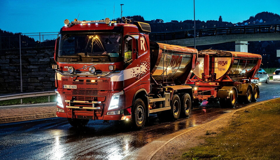 TUNGTRANSPORT: Tyngre lass gir færre turer og færre tunge biler på veiene. Mindre utslipp, er en annen konsekvens av forslaget til lovendring. Foto: Bård Asle Nordbø, Statens vegvesen