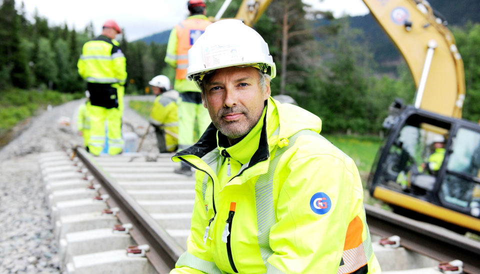 Tort qiz va bir yigit bilan porno Kichik selülit porno