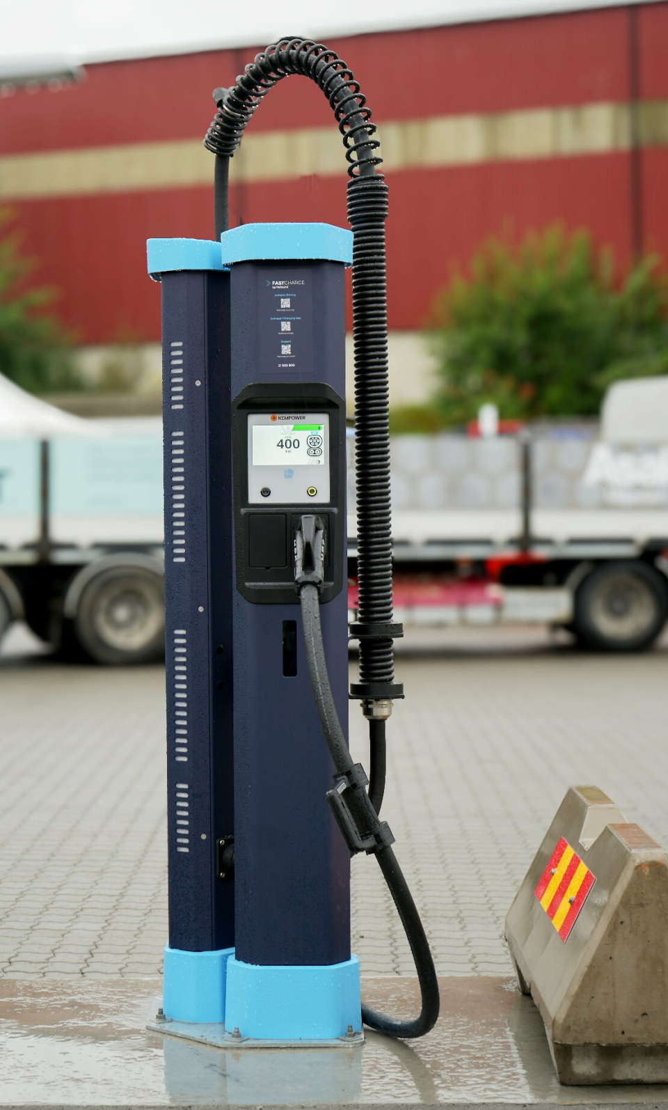 FØRSTE AV MANGE: Ladestasjonen på Alnabru er et samarbeid mellom Fastcharge, Obligo og Hafslund. Partene skal nå bygge totalt ti slike med samlet 100 ladepunkter langs de største veiene over et stort geografisk område.