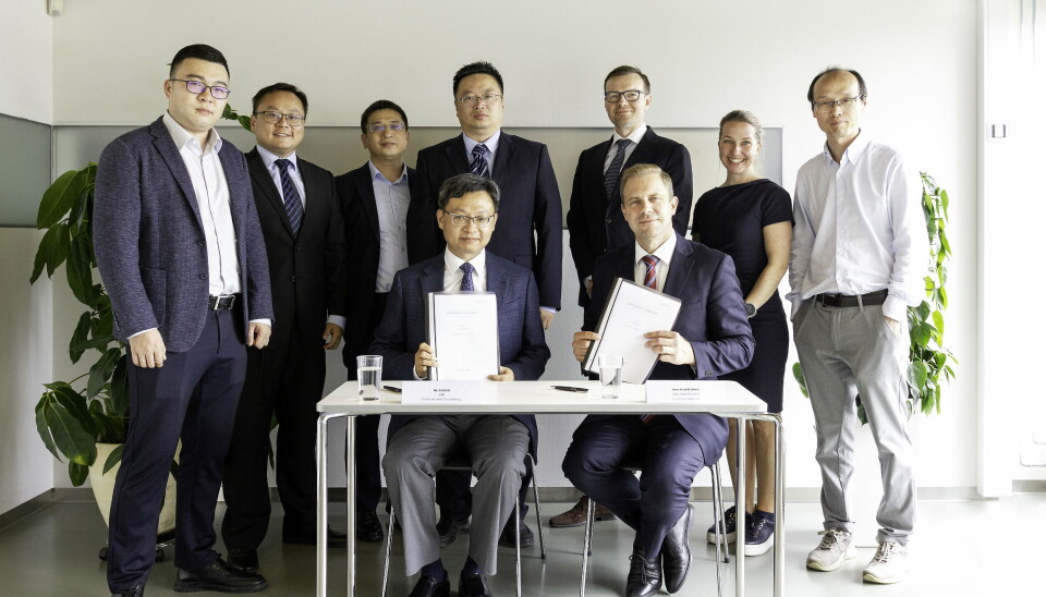 AVTALE: Shen Xi (foran til venstre), CEO i Morlus Technology, og Arne Fredrik Lånke (foran til høyre), CEO i Elinor Batteries, signerer partnerskapsavtalen mellom de to selskapene. Bak fra venstre: Dr. Jiang Xi, assisterende daglig leder i Morlus, Dr. Rong Hao, assisterende daglig leder i Morlus, Huaping Liu, V.P. i Morlus, Dr. Guanglin Wu, V.P. i Morlus, Truls Johansen, strategidirektør i Elinor Batteries, Sofi Hildonen, EVP for forretningsutvikling i Elinor Batteries, Dr. Fengliu Lou, VP for teknologi i Elinor Batteries.