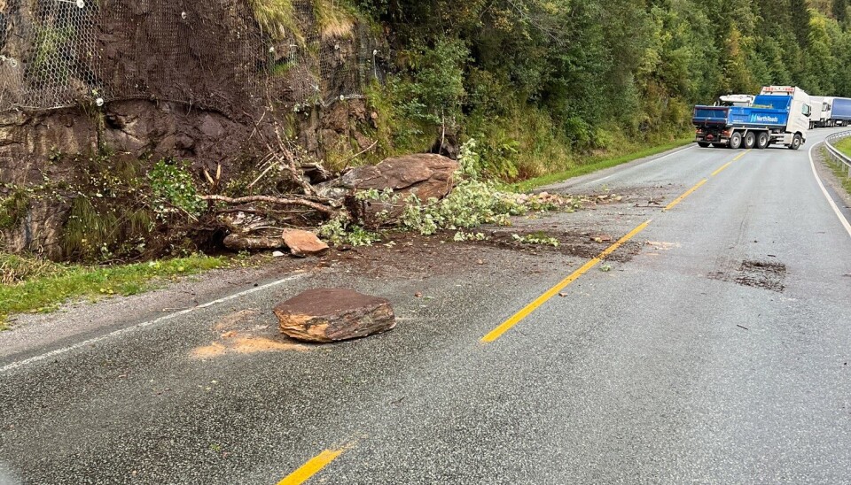 STENGT: Omkjøring for alle, og det åpnes først for tunge biler når dette er mulig.