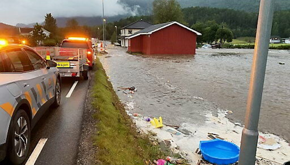 STENGT: Det er mange stengte veier i Telemark etter nattens regnvær, her fra riksveg 36 mellom Bø og Seljord.