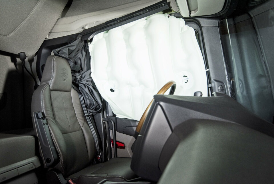 SIKKERHET: Airbagene i Scania blir standard på sjåførsiden i lastebilene. Både airbagen i rattet og den som sitter i døren, kan spille en stor rolle om ulykken skulle være ute.