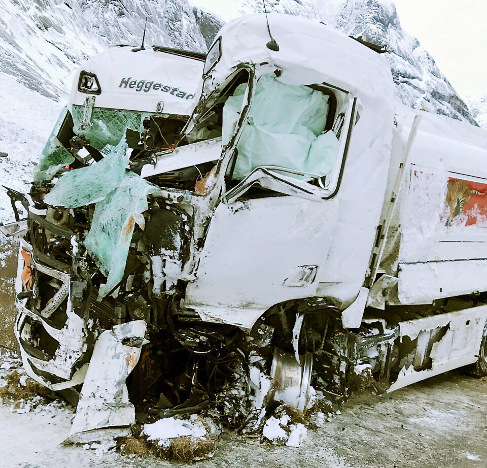 FORSKJELL: Slik så tankbilen til Sven Eirik Heggestad fra Sogn ut etter en møteulykke i 2019. Airbagene i hans lastebil gjorde at han kom nærmest uskadd fra ulykken. Foto: Privat.