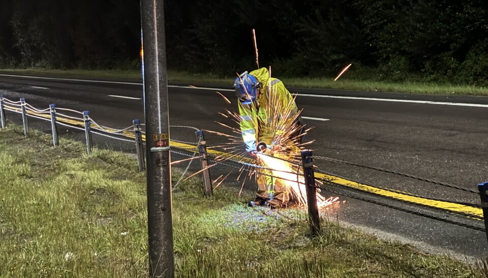 VEKK MED WIREN: Arbeidene med å skifte ut rekkverk er allerede godt i gang.