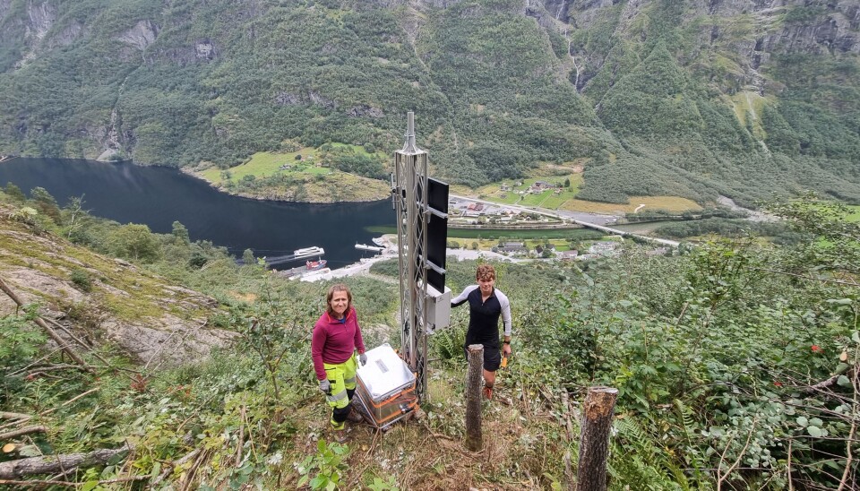 NORSK TEKNOLOGI: Norskutviklet teknologi som omtales som unik og verdensledende, er installert av Ragnhild Lie og Torje Forstås i Gudvangen for kontinuerlig rasovervåking året rundt.
