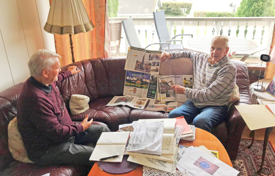 LESEHEST: Kjeld Gustavsen (94) har selv jobbet i anleggsbransjen i store deler av sin karriere, og har lest Anlegg&Transport perm til perm i samtlige 40 år. Her intervjues han av A&Ts gründer Bjørn E. Eriksen (82).