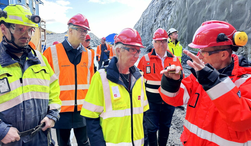 OPPSTART: Prosjektleder Ole Kristian Birkeland i Statens vegvesen, t.h. og anleggsarbeider Suni Thomson Midjord i NCC hadde med seg en interessert LO leder Peggy Hessen Følsvik på veiprosjektet E136 Breivika-Lerstad i Ålesund. Samferdselsminister Jon-Ivar Nygård og utbyggingsdirektør Kjell Inge Davik i Statens vegvesen var også med på befaringen. (Foto: Per Kollstad, Statens vegvesen)