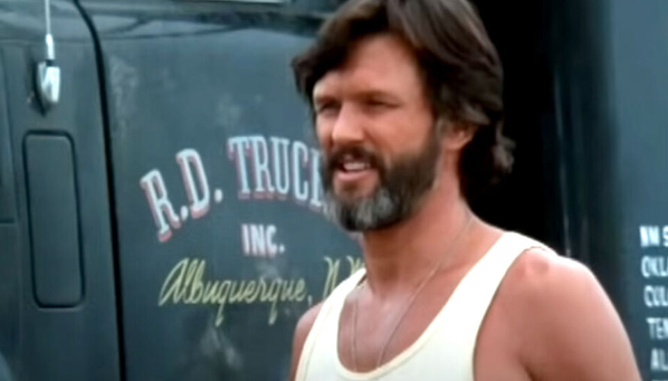 TØFFING: Kris Kristofferson som trailersjåføren Rubber Duck i lastebilfilmen Convoy.