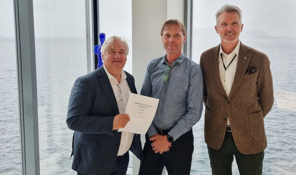 TUNNEL FOR SKIP: Den nye prosjektsjefen for Stad skipstunnel, Harald Johnsen, flankert av utbyggingsdirektøren i Statens vegvesen, Kjell Inge Davik (t.v.) og kystdirektør Einar Vik Arset. Foto: Sveinung Nedregotten, Kystverket