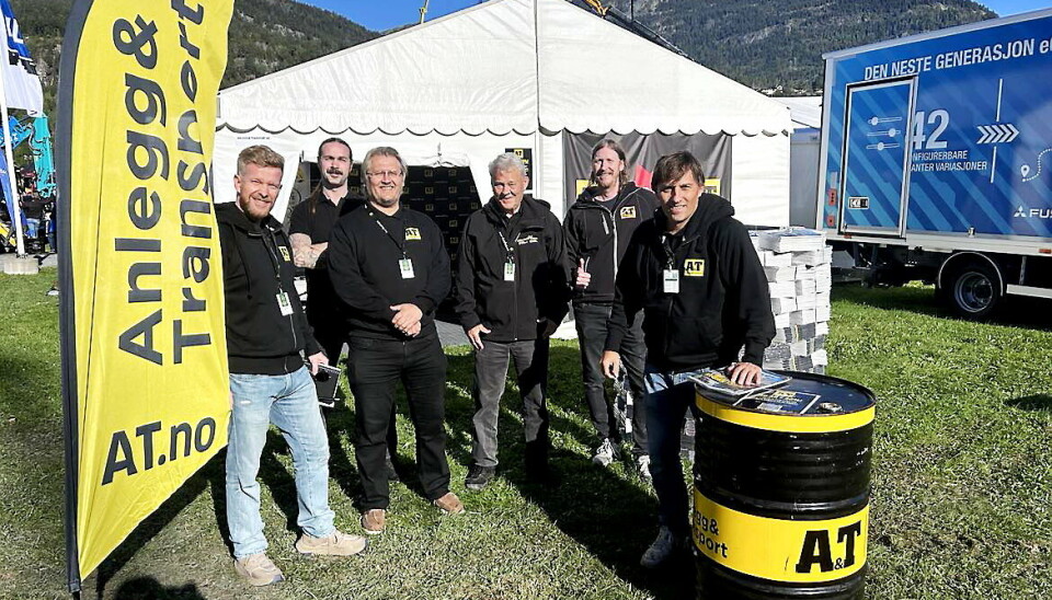DAGENS TEAM: I 40 år har Anlegg&Transport dekket maskin- og lastebilmesser over hele verden. Her fra årets Dyrsku'n. Fra venstre: Fredrik Saugstad (journalist), Christian Holm (selger), Torbjørn Eriksen (journalist), Bjørn E. Eriksen (journalist), André Berger (selger) og Klaus Eriksen (redaktør). Foto: AT.no