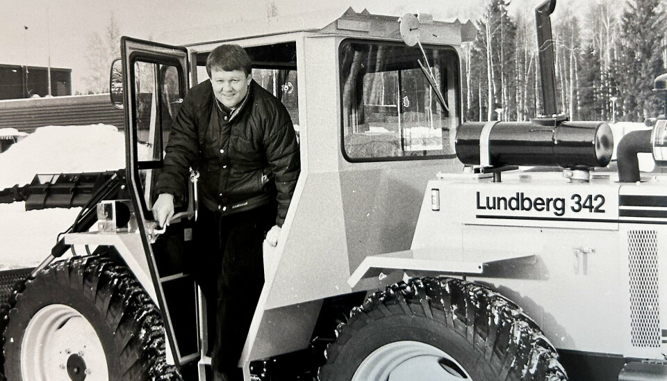 ALLTID PÅ JAKT: Bjørn Eilert Eriksen i en anleggsmaskin, en Lundberg av eldre dato, på jakt etter nye historier å skrive om fra anleggsbransjen. A&Ts gründer har jobbet med journalistikk i anleggsbransjen siden 1970-tallet.